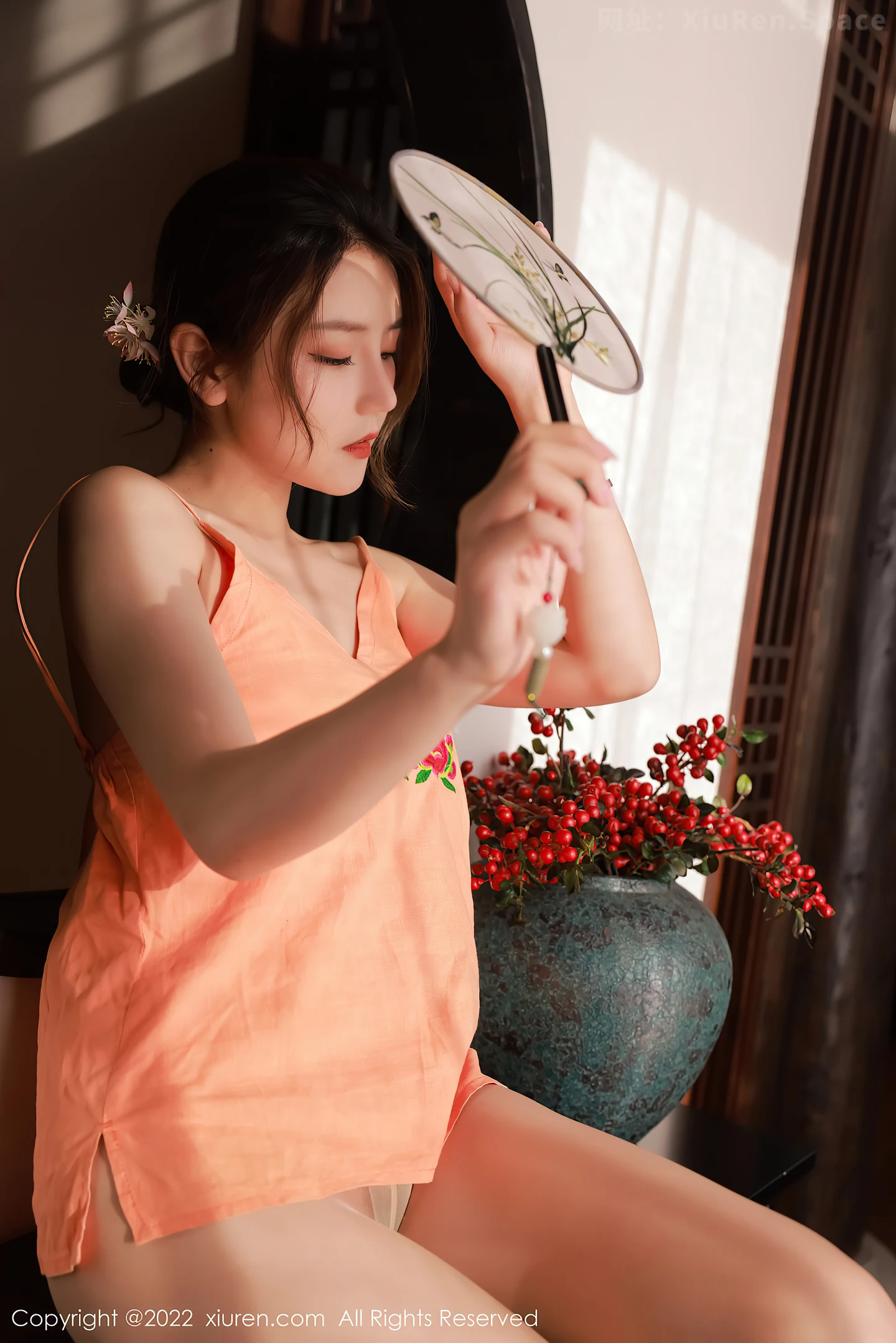 图片[2]-[XiuRen秀人网] VOL.5334 模特Sugar糖酒酒澳门旅拍性感橙色吊带配无内肉丝惹火诱惑写真55P-秀人网官方网站